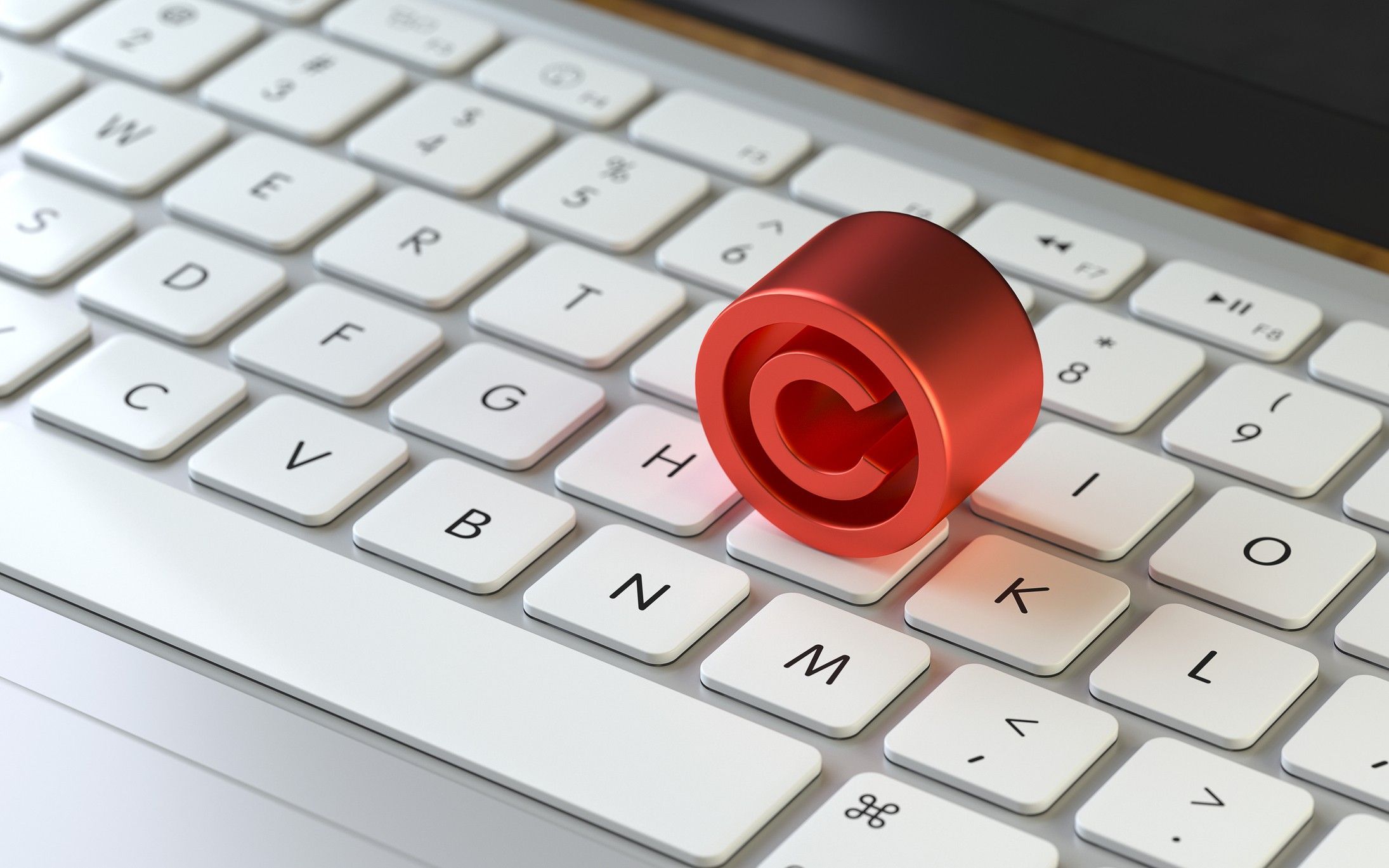 Un símbolo rojo de copyright sobre el teclado de un ordenador.